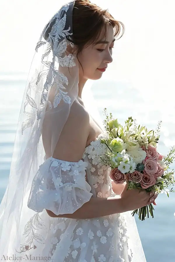 Silhouette complète d'une mariée bohème avec la robe à fleurs 3D et manches ballons, tenant un bouquet de fleurs dans un cadre lumineux.