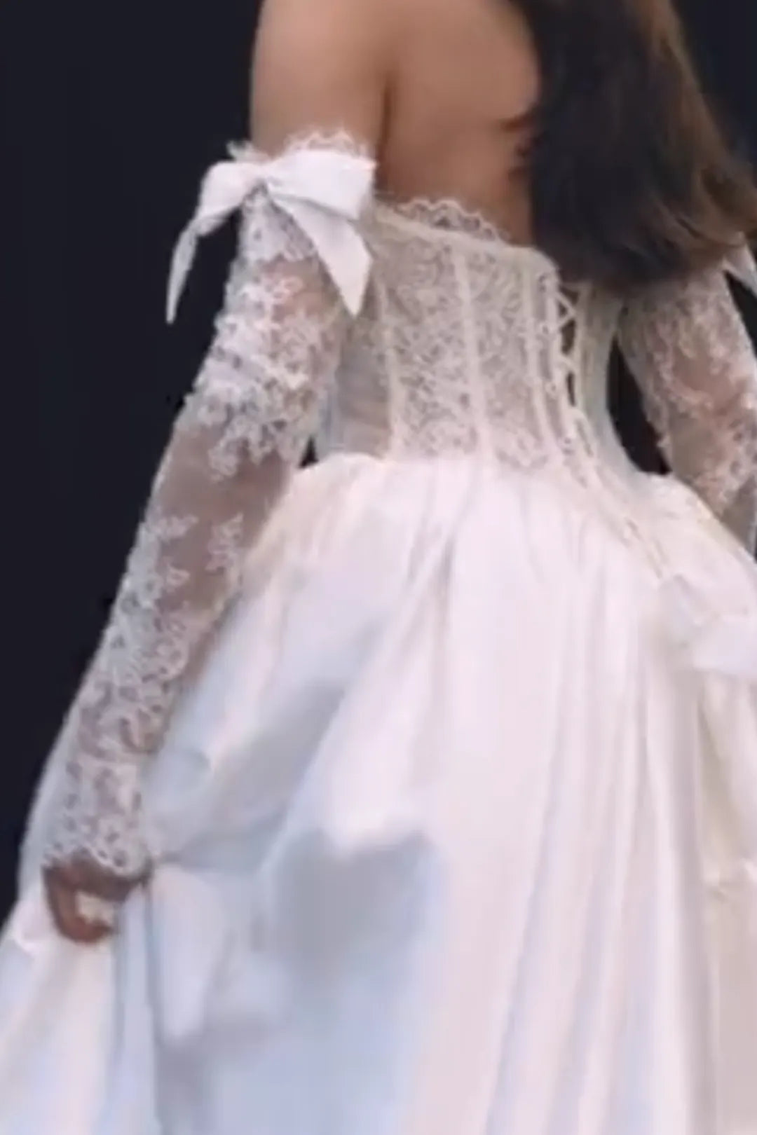 Système de maintien élastique confortable adapté aux tours de bras de 26-28cm.