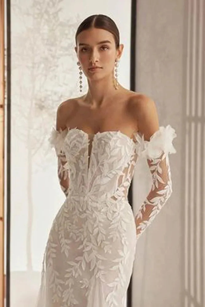 Finition haut de bras avec élastique invisible pour maintien confortable des manches amovibles.