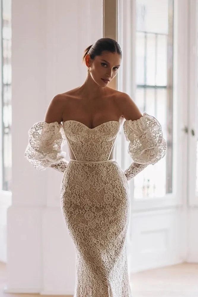 Détail de la dentelle fine doublée de tulle souple sur l'avant-bras pour un confort optimal.