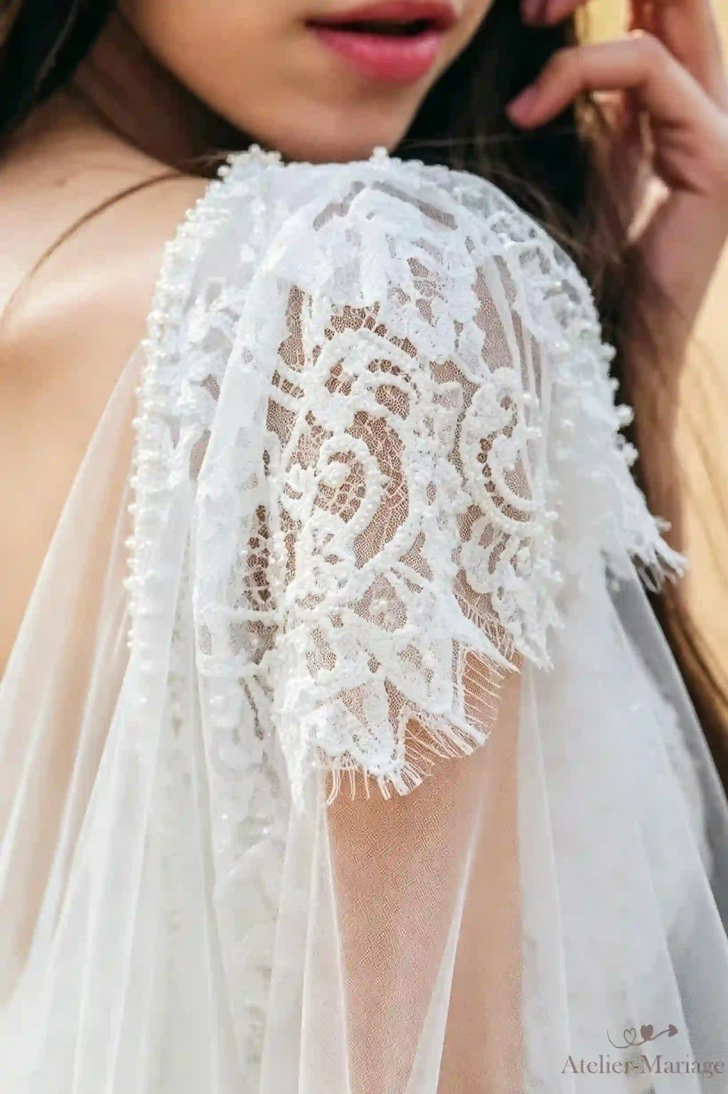 Macro sur la texture de la dentelle de luxe pour une robe de mariée bohème chic.