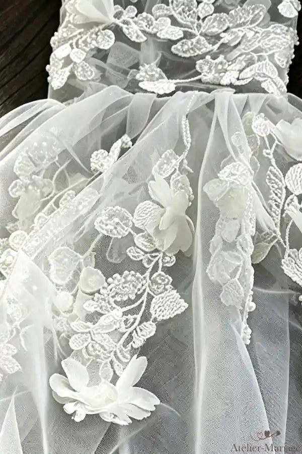 Texture du tulle structuré double couche et motifs de fleurs blanches en relief