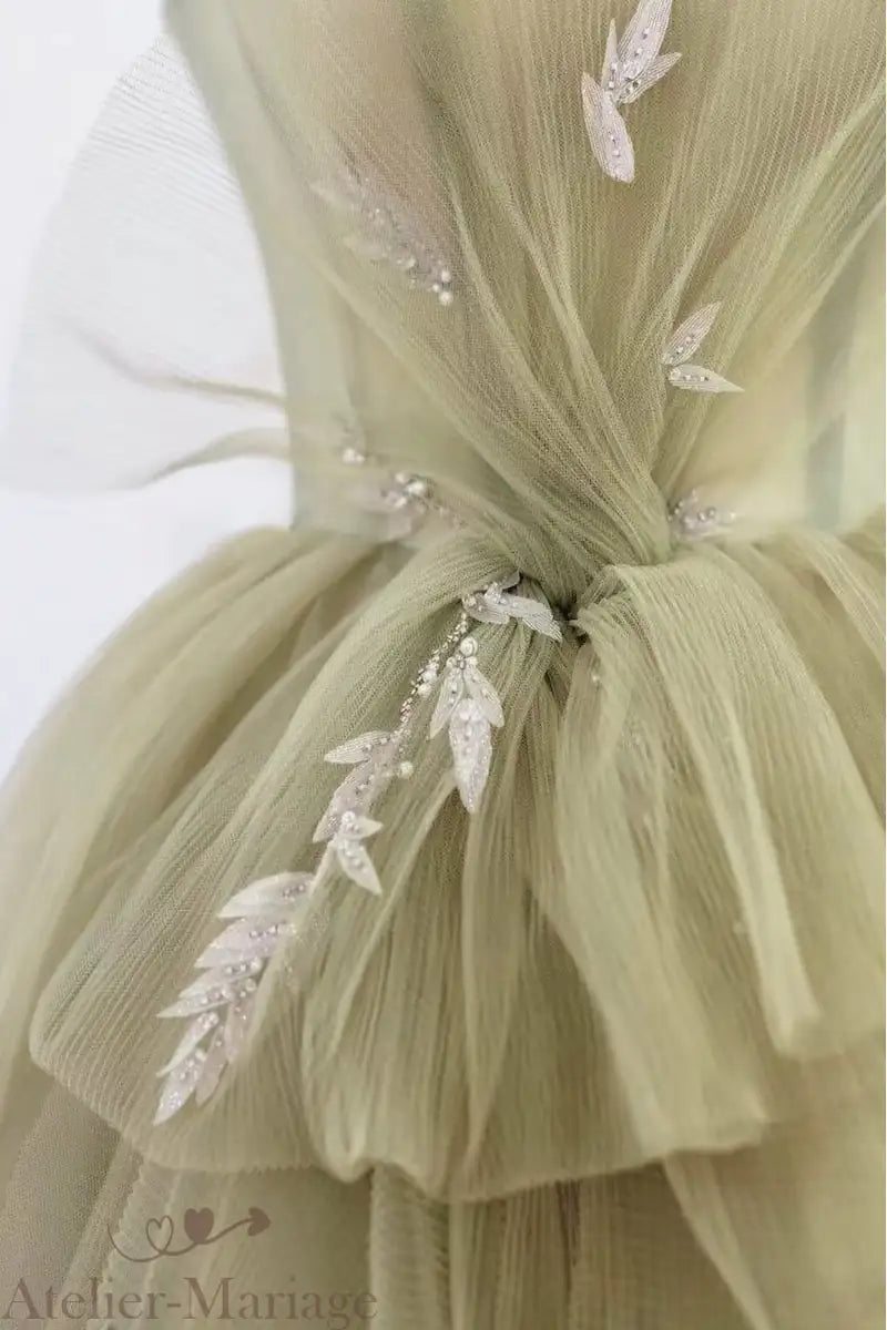 Superposition de tulles nuances vert sauge pour un effet vaporeux et féerique.