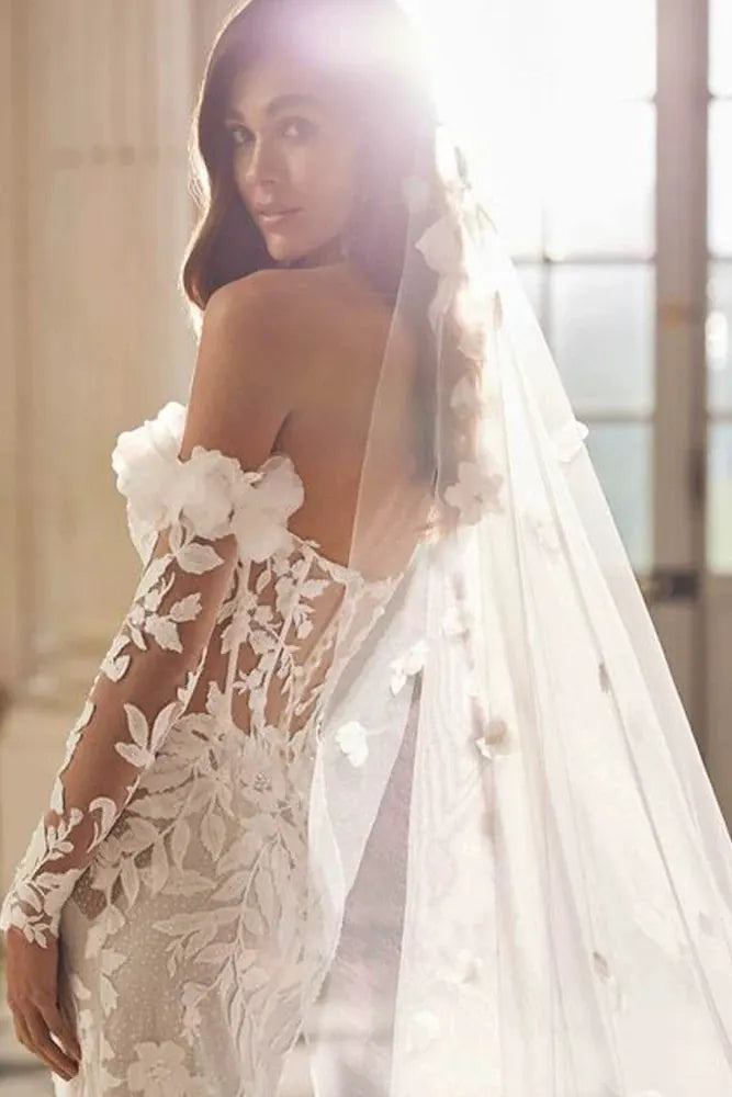 Gros plan sur la texture d'un tulle fin et de la dentelle florale effet tatouage pour manches amovibles de mariage