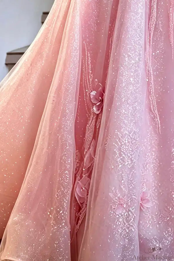 Texture luxueuse du tulle pailleté rose blush pour une robe de mariée romantique.