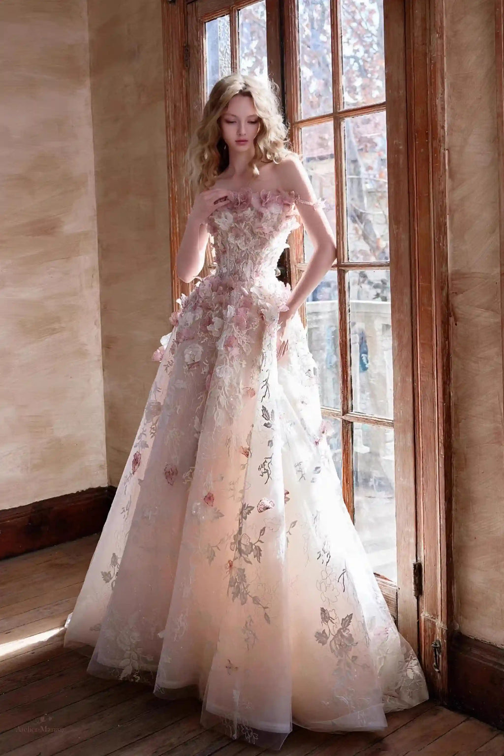 Mariée descendant des escaliers, mettant en valeur la délicate traîne de 30 cm de sa robe en tulle.