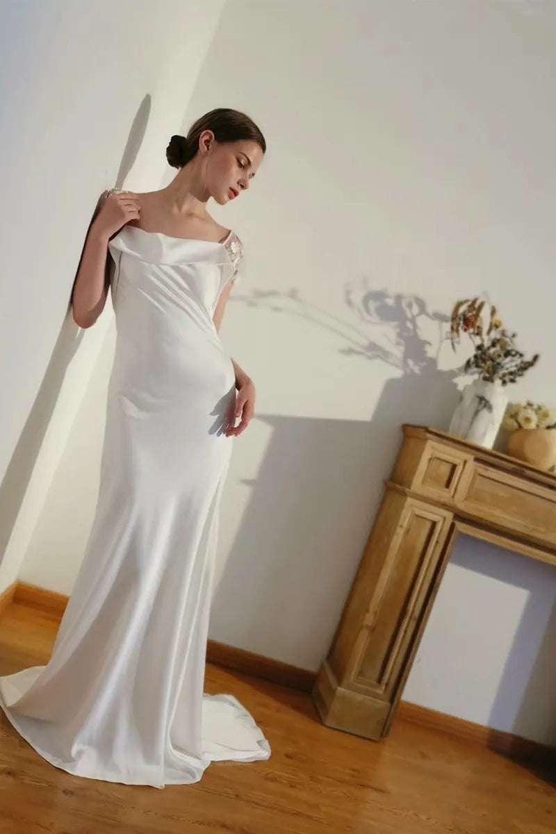 La magnifique traîne fluide en satin d'une création haute couture.