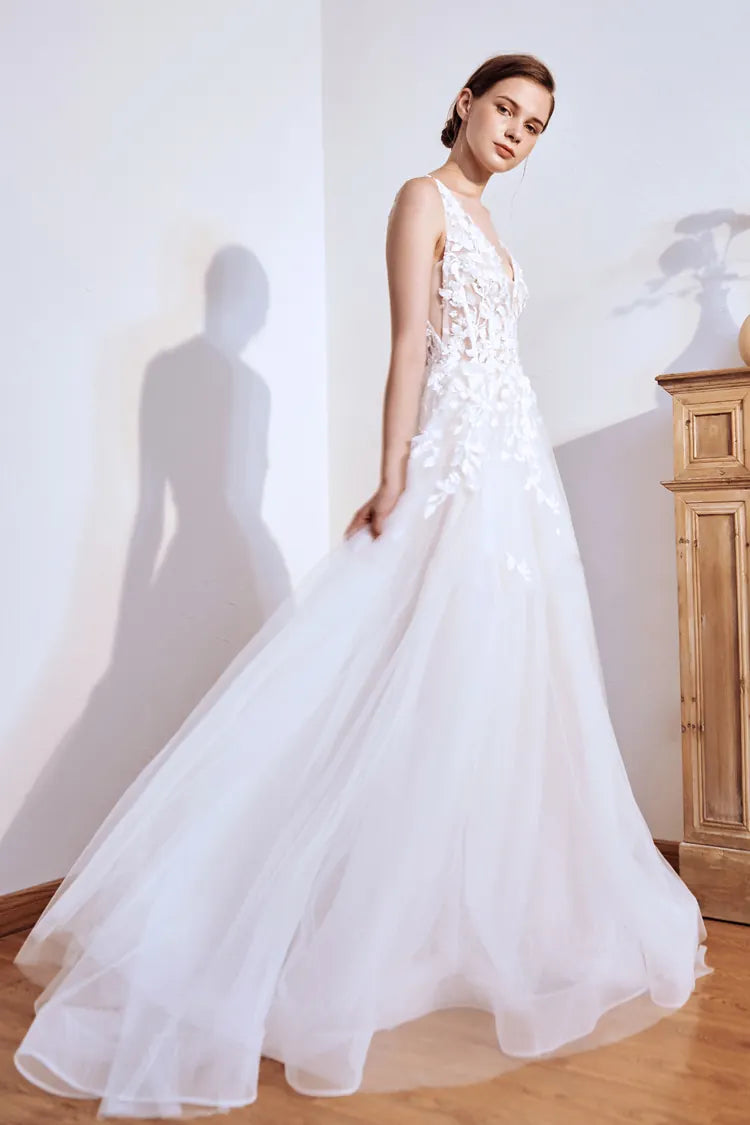 La longue traîne romantique en organza de la robe dos nu.