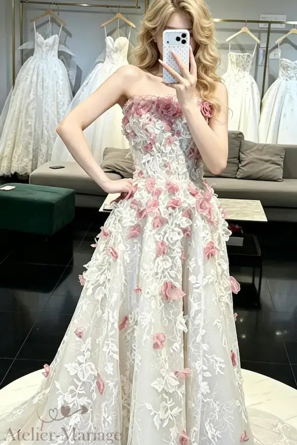 Aperçu réel de la traîne en tulle parsemée de fleurs 3D de l'Atelier Mariage, focus sur le mouvement vaporeux et la couleur poudrée.