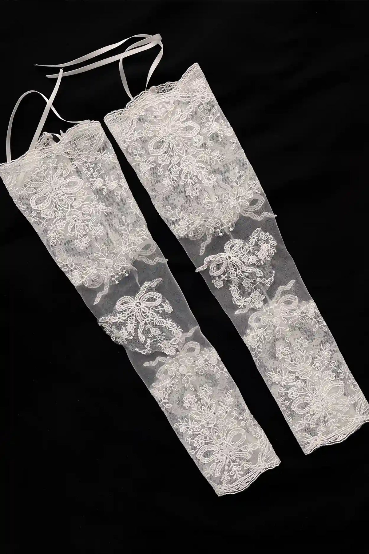 Transparence élégante et légèreté du tulle sur les manches amovibles pour mariée.