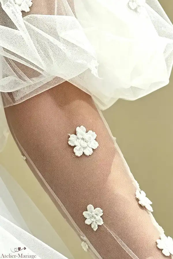 Motif fleurs 3D faites main sur tulle transparent avec effet tatouage seconde peau