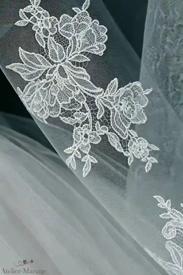 Détail de la jonction entre le tulle illusion et la bordure en dentelle du voile 3m, finition soignée