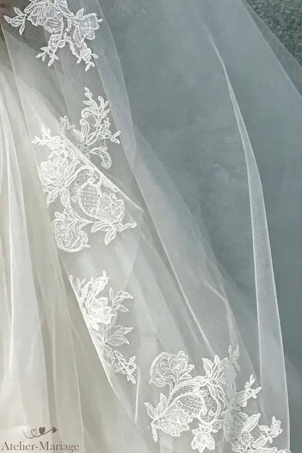 Gros plan sur la bordure en dentelle florale du voile de mariage 3m, montrant la finesse des motifs