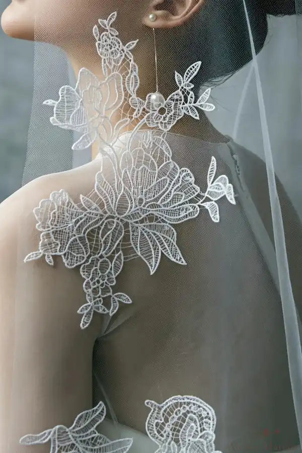 Vue rapprochée ultra-haute définition de la broderie artisanale sur le voile en dentelle, perle discrète