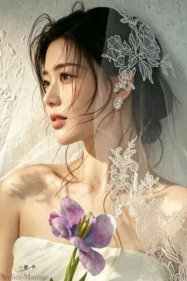 Gros plan rêveur sur le visage de la mariée, le voile en dentelle longue de 3 mètres flotte légèrement, tenant une fleur mauve