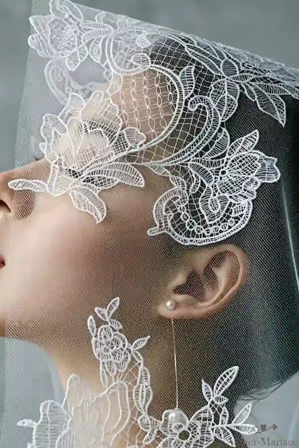 Macro détail : motif floral dense et complexe sur le voile en dentelle longue de 3 mètres