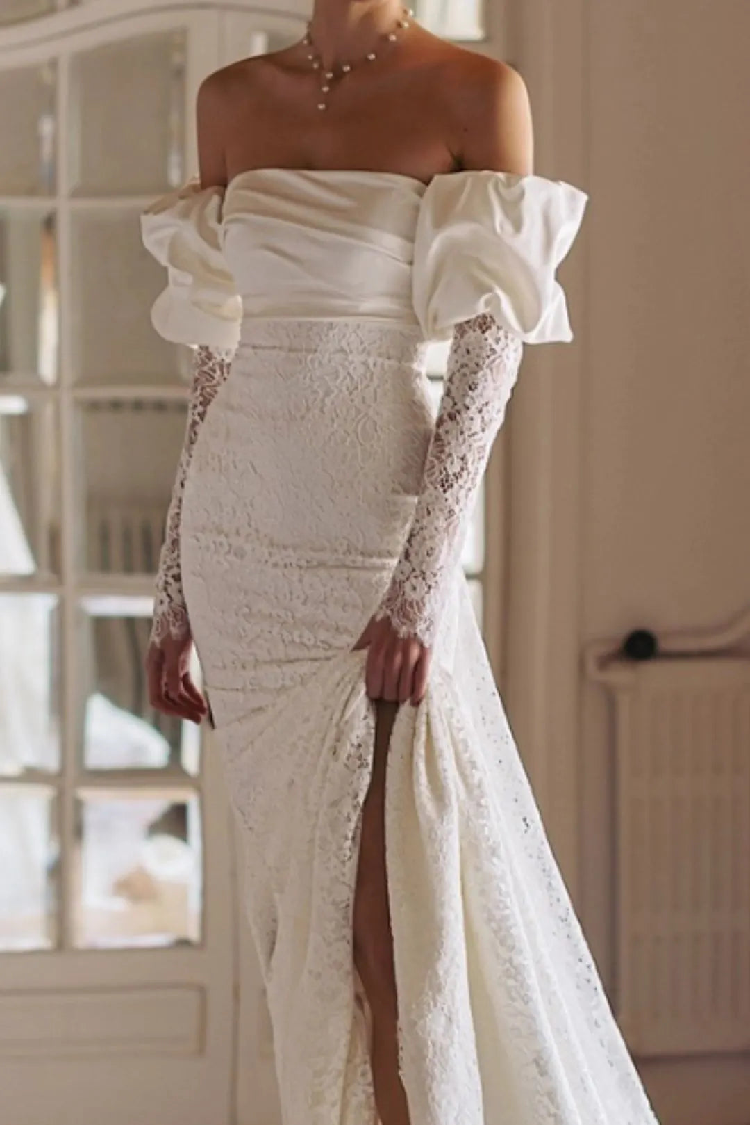 Volume naturel et souple pour ces manches bouffantes en satin sans structure rigide.