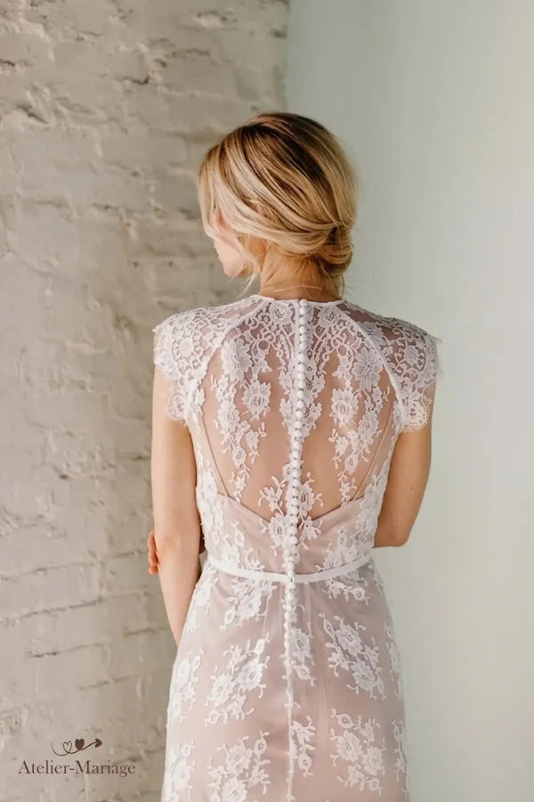 Équilibre parfait entre esthétique (boutons) et praticité (zip) sur le dos de la robe.
